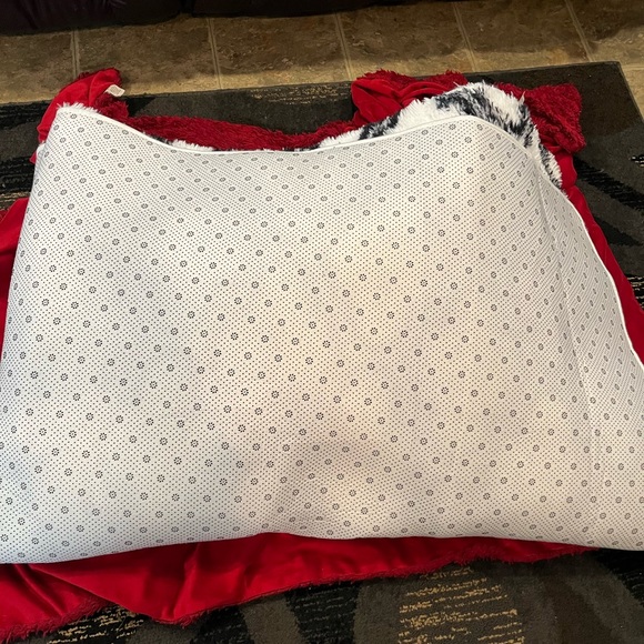 Area rug 6 ft black and white.. new item - Picture 4 of 12